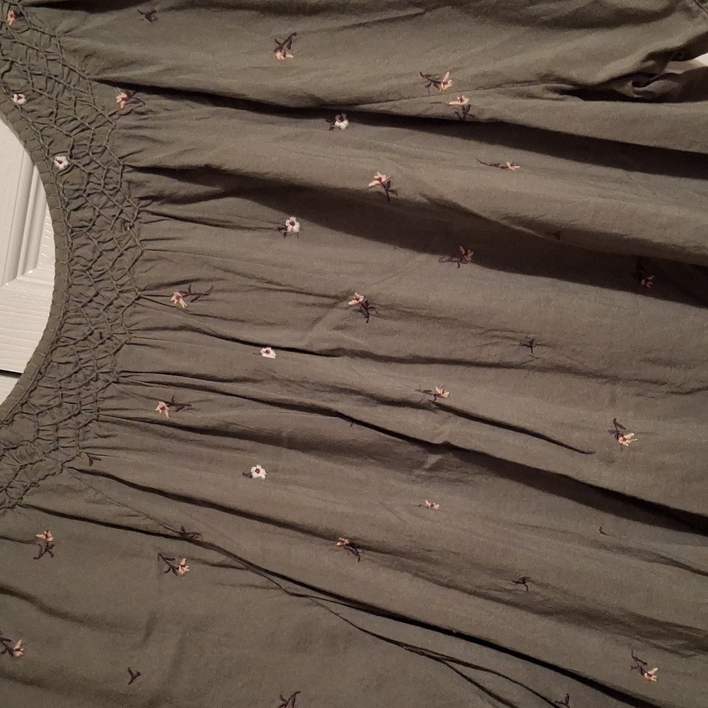 Old Navy Olive Green Top with Embroidery - Picture 4 of 6